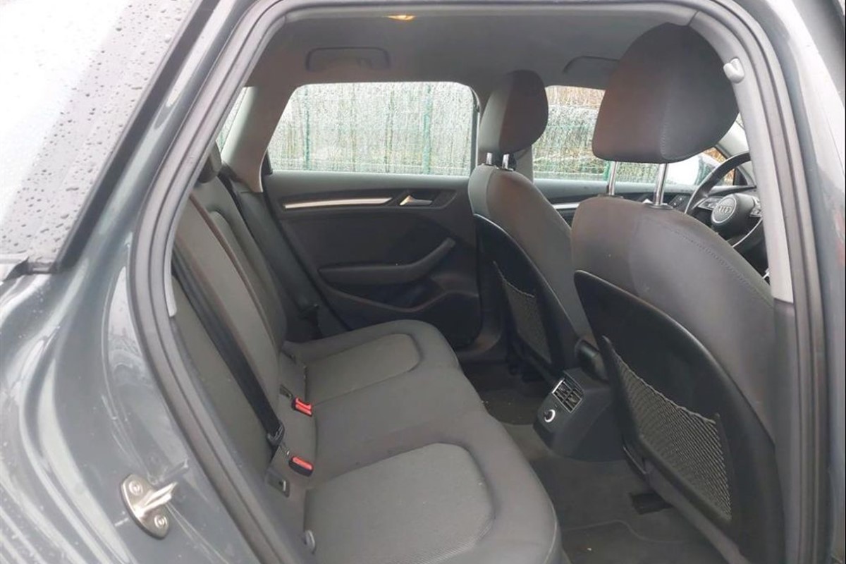Audi A3
 1.6 TDi Sportback S-tronic Business Line