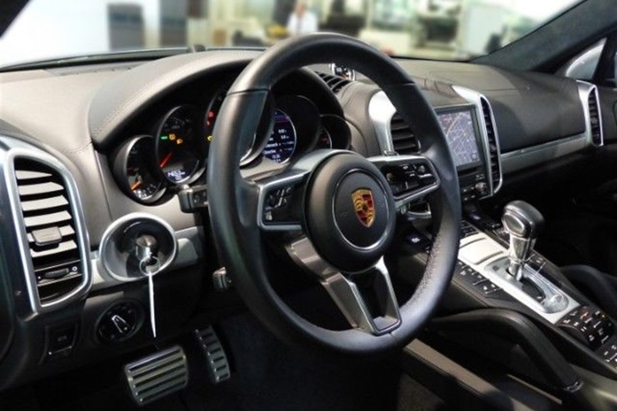 Porsche
 Cayenne
 GTS Tiptronic