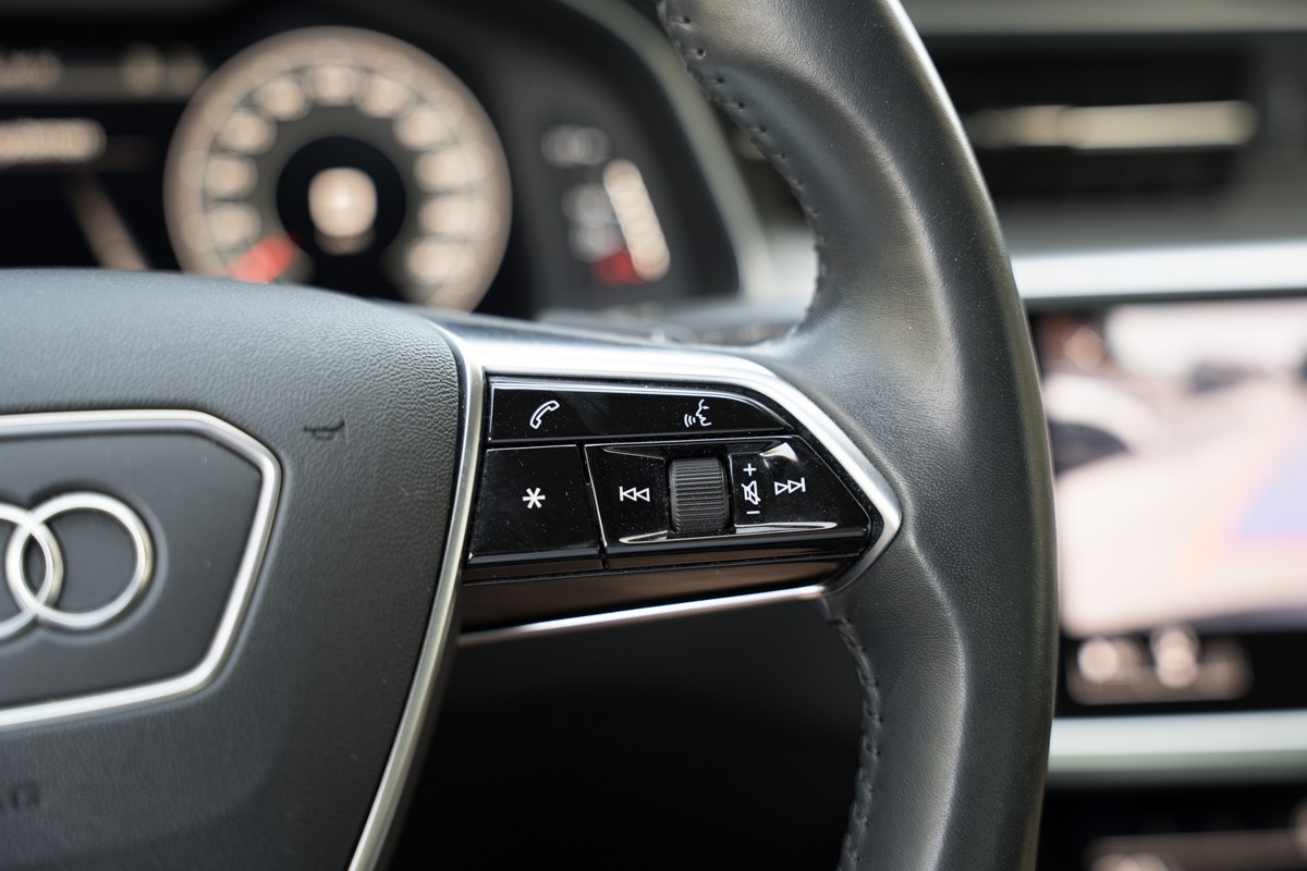 Audi A6
 2.0 TDI S line