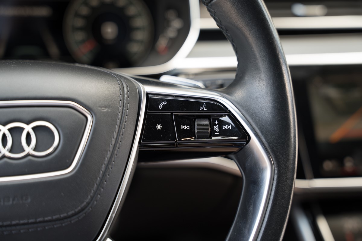 Audi A8
 3.0 TDI S line QUATTRO