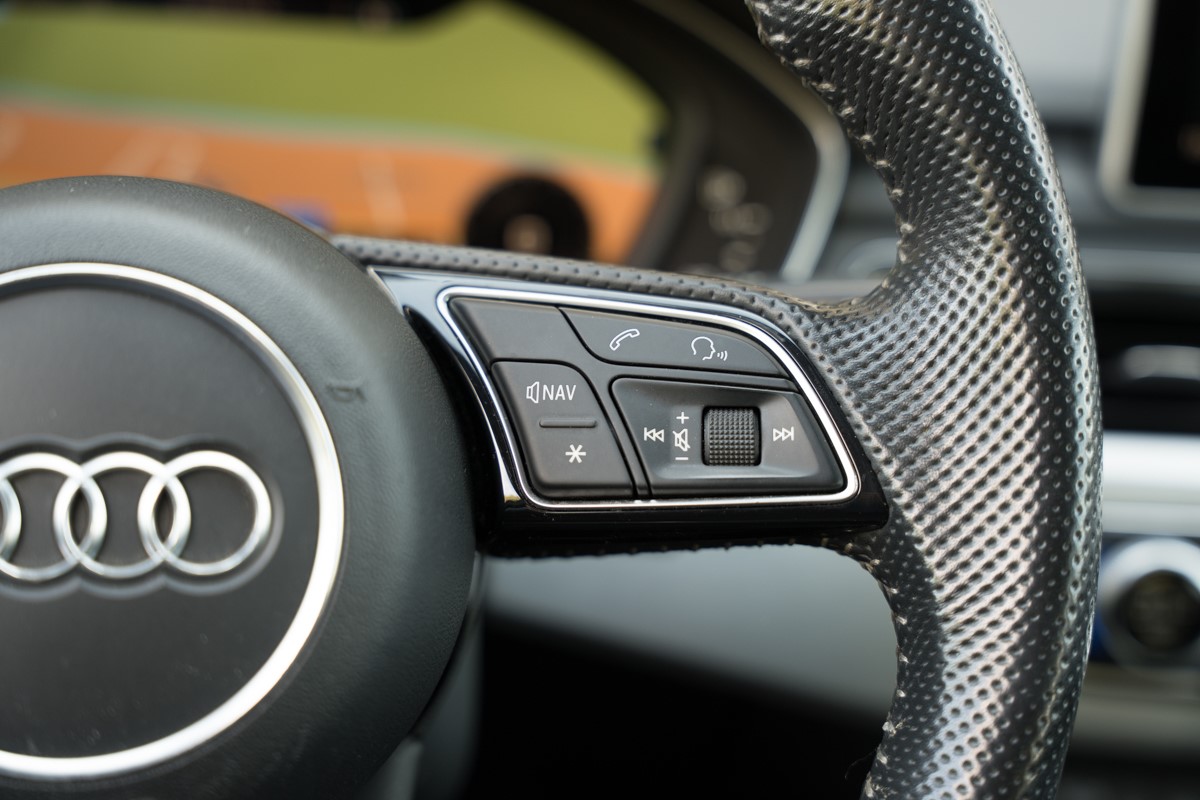 Audi A4
 2.0 TDI S line