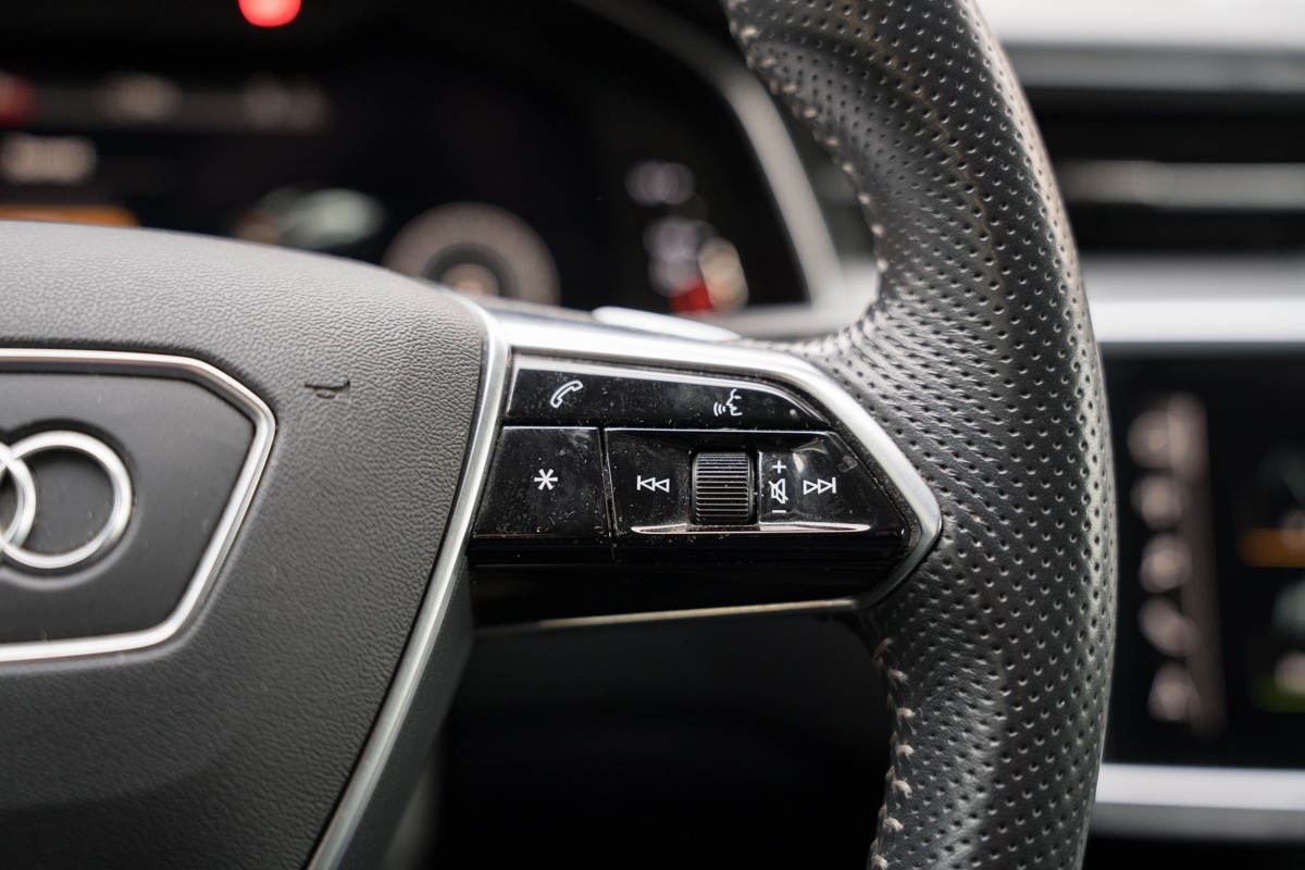 Audi A6
 55 TFSI E S line QUATTRO