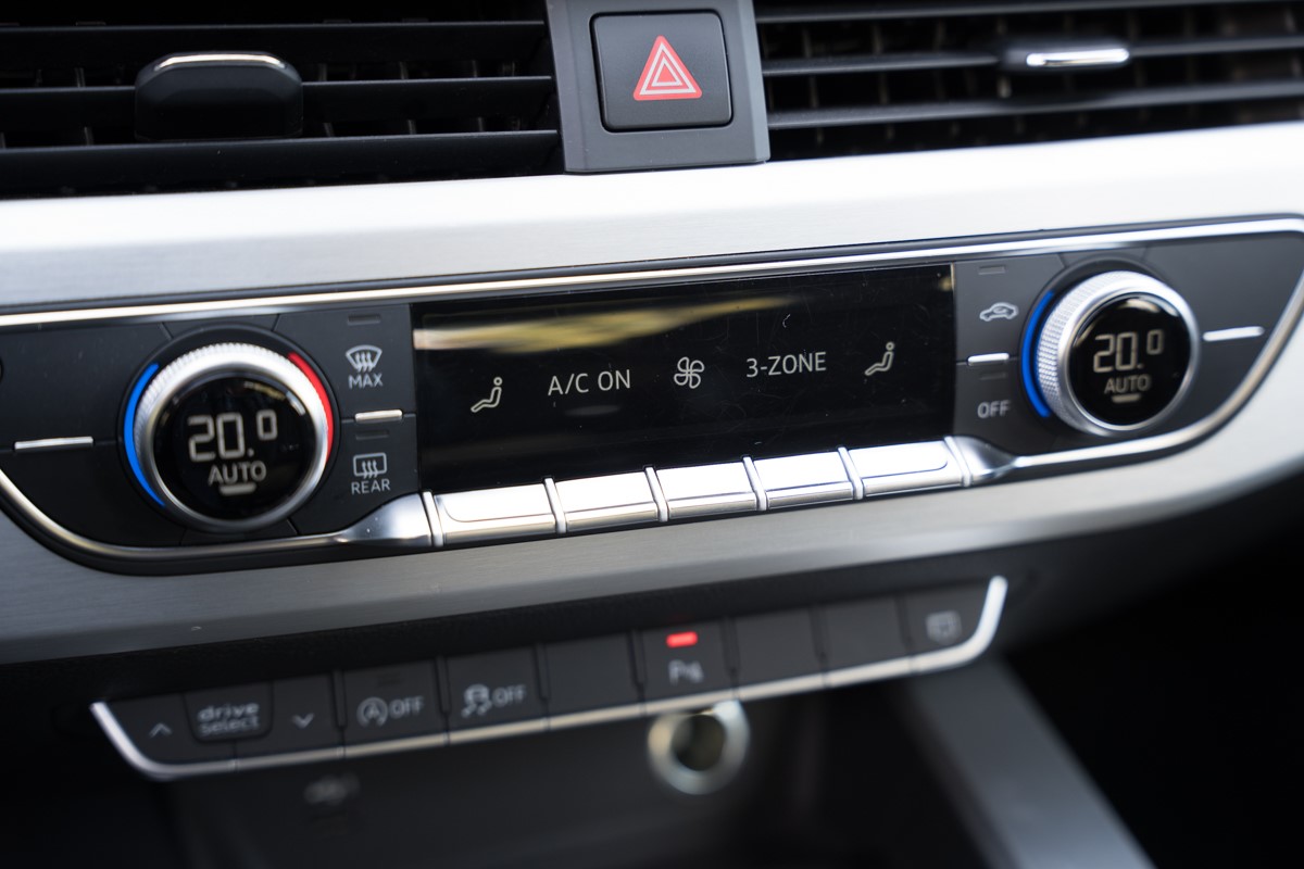 Audi A4
 2.0 TDI S line
