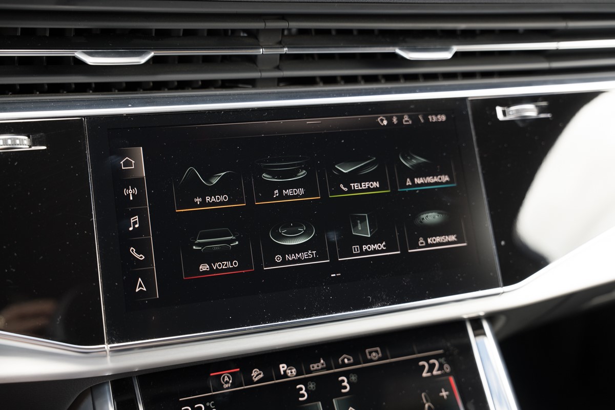 Audi Q7
 3.0 TDI S line QUATTRO