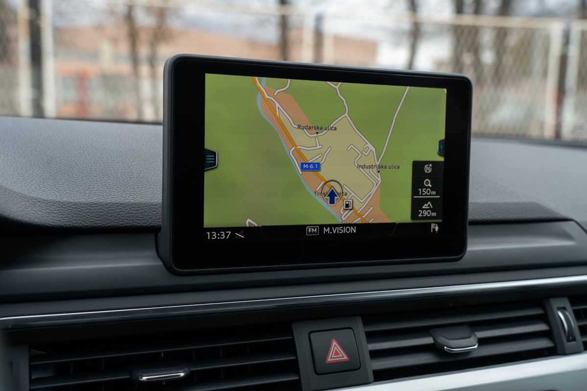 Audi A4
 2.0 TDi S-tronic Quattro Business Line