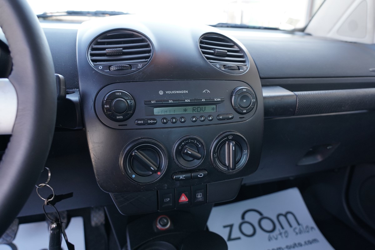 Volkswagen New Beetle
 1,6 BENZIN