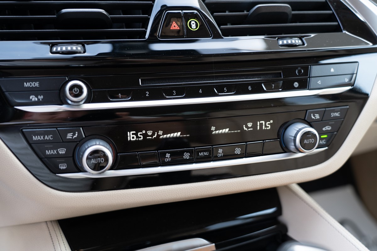 BMW
 5-Series 520 D XDRIVE
