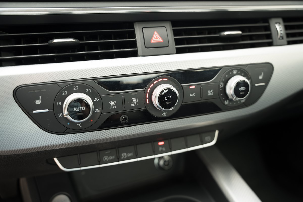 Audi A4
 2.0 TDI S line