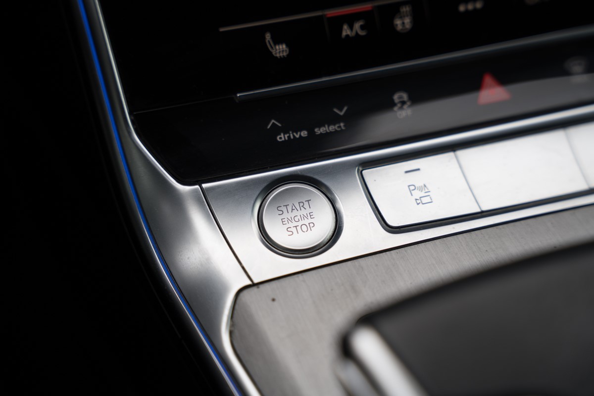 Audi A6
 55 TFSI E S line QUATTRO