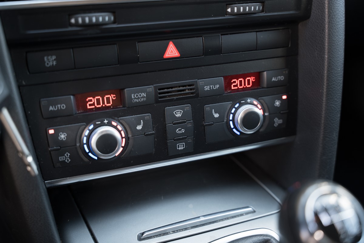 Audi A6
 2.0 TDI 