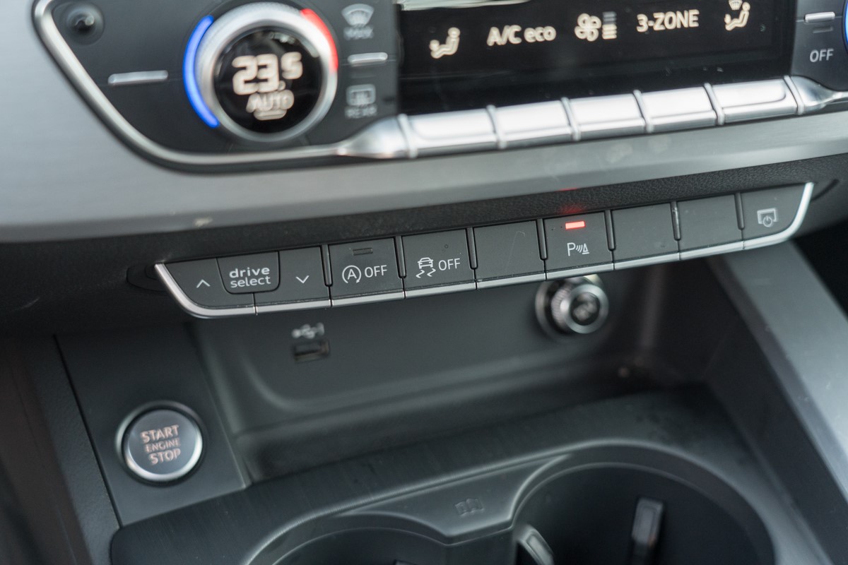 Audi A4
 2.0TDI S line