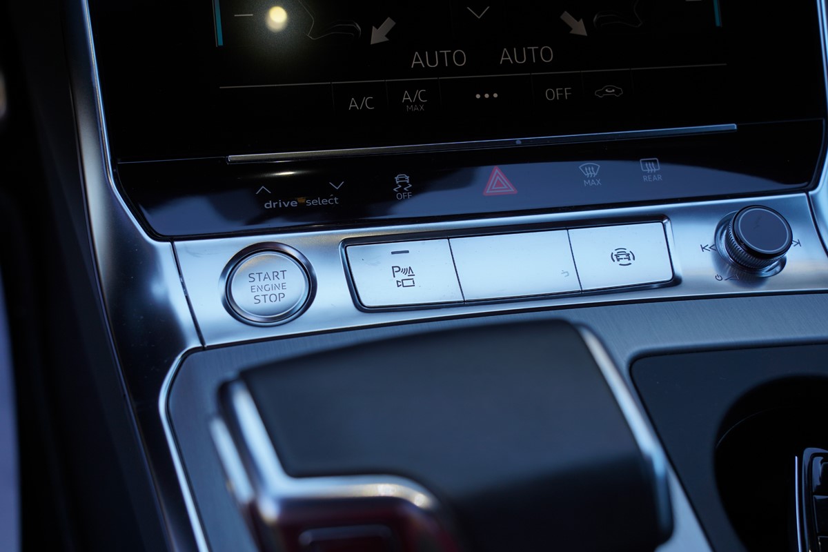 Audi A6
 40 TDI S-LINE S-TRONIC