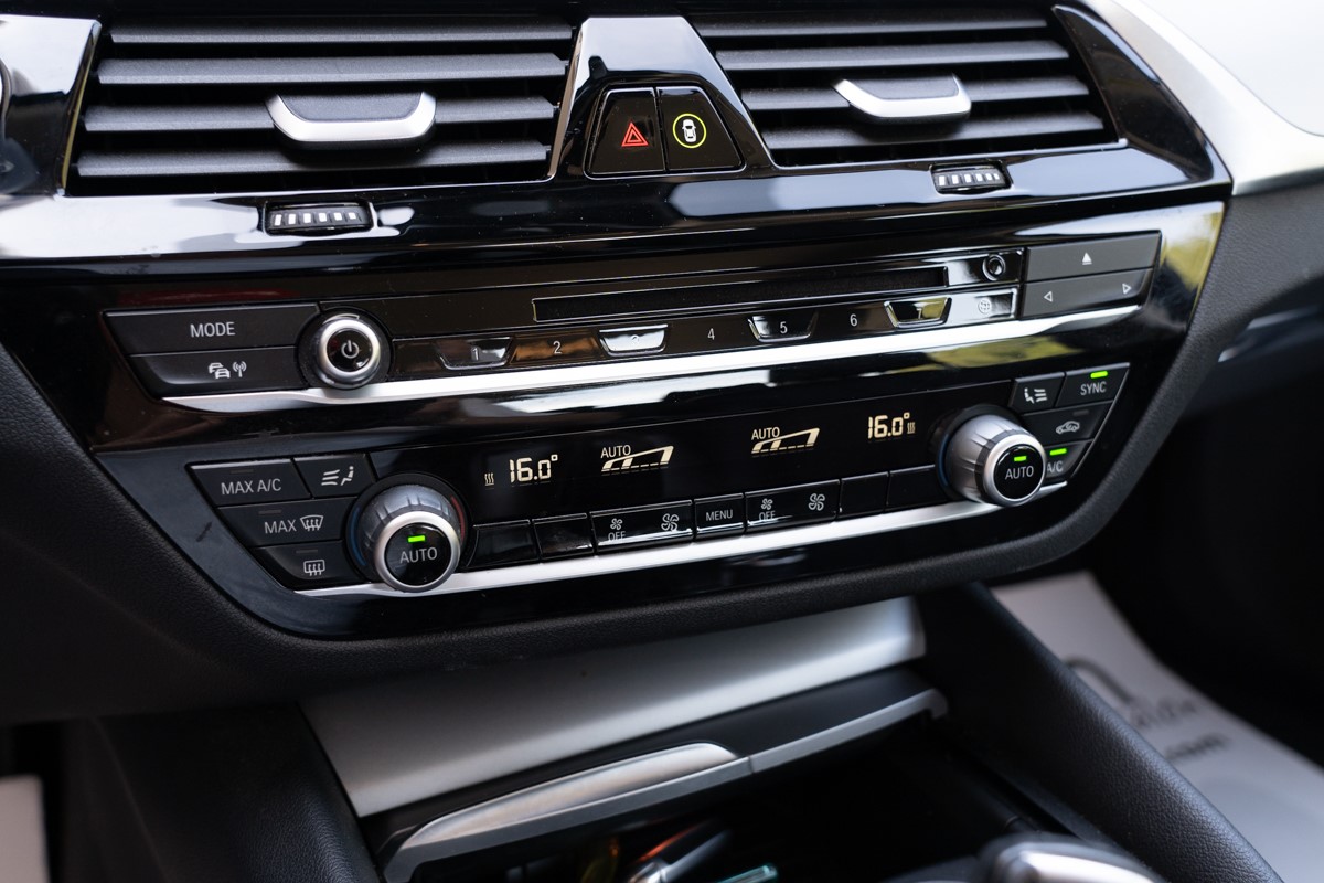 BMW
 5-Series 520d