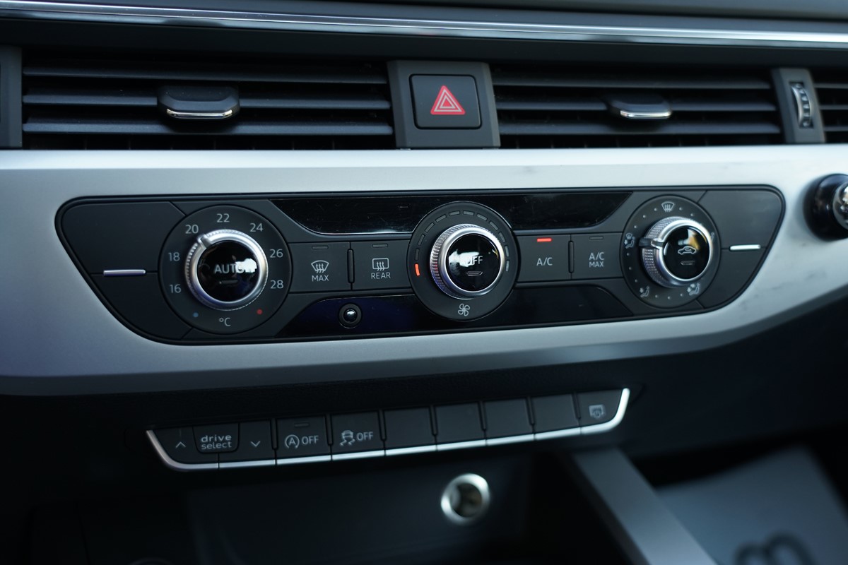 Audi A4
 2.0 TDI ULTRA 150 BUSINESS LINE