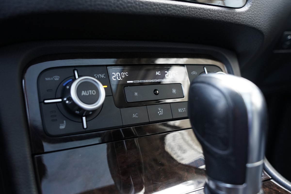 Volkswagen Touareg
 3.0 TDI 4 MOTION