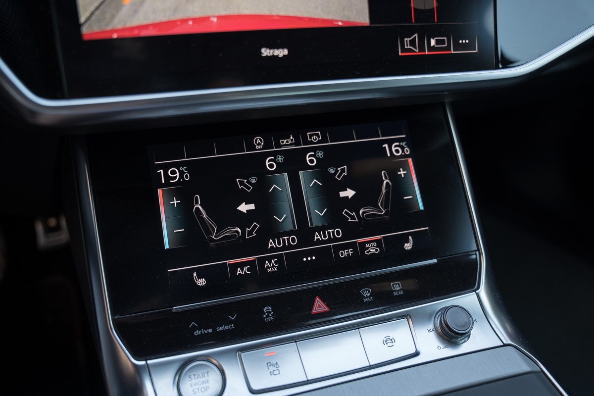 Audi A6
 3.0 TDI S line QUATTRO