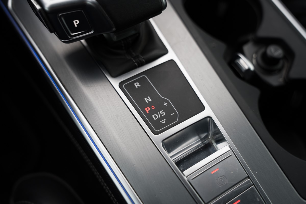 Audi A6
 55 TFSI E S line QUATTRO