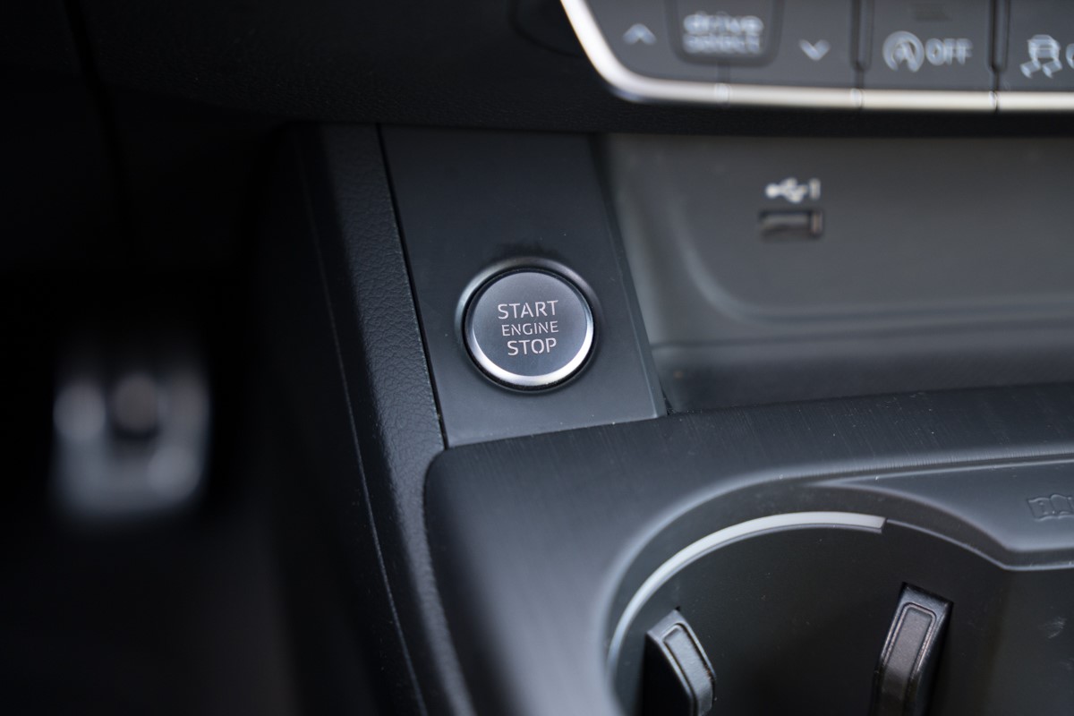Audi A4
 2.0 TDI S line