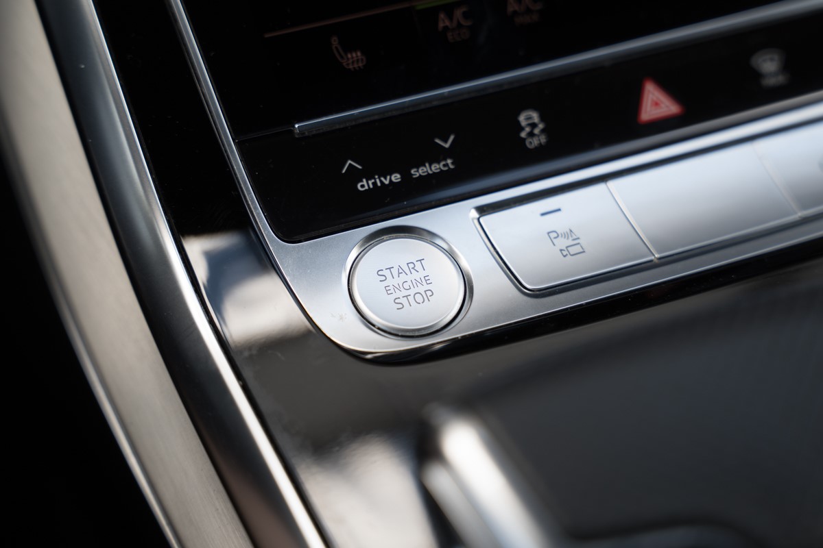 Audi Q7
 3.0 TDI S line QUATTRO