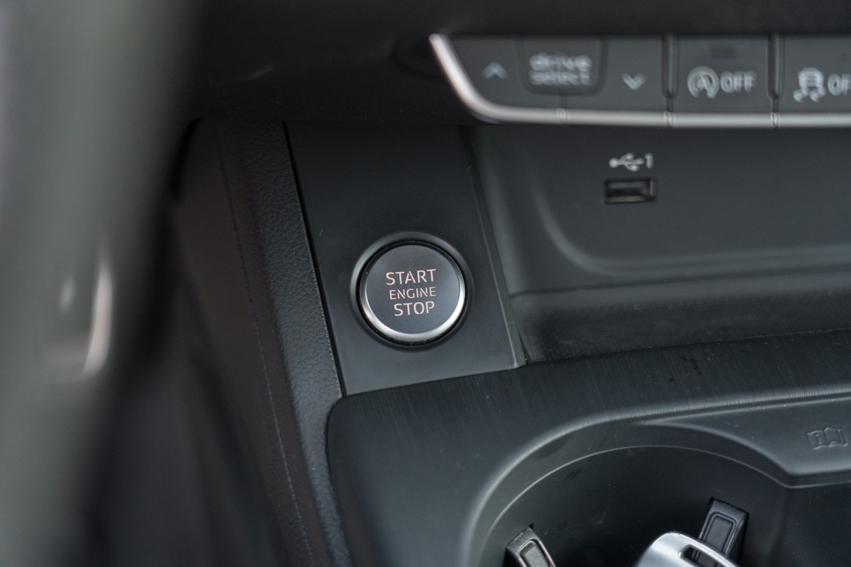 Audi A4
 2.0TDI S line