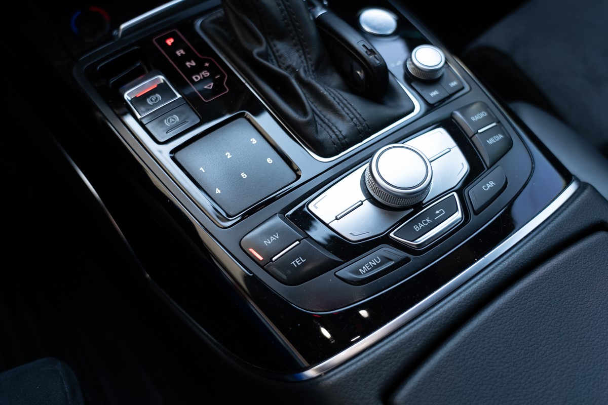 Audi A6
 2,0 TDI S-line