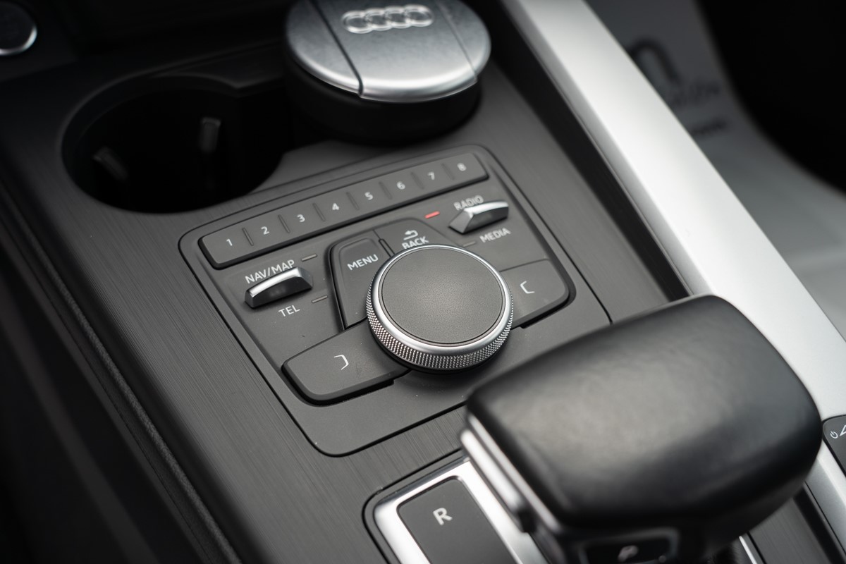 Audi A4
 2.0 TDi S-tronic Quattro Business Line