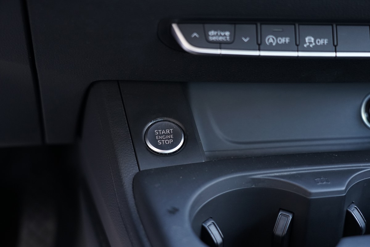 Audi A4
 2.0 TDI  BUSINESS LINE S TRONIC 