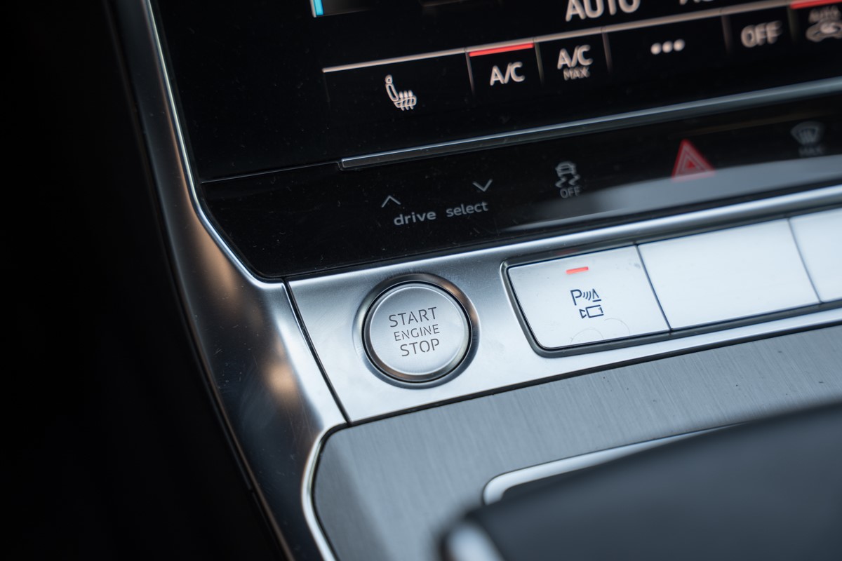 Audi A6
 3.0 TDI S line QUATTRO