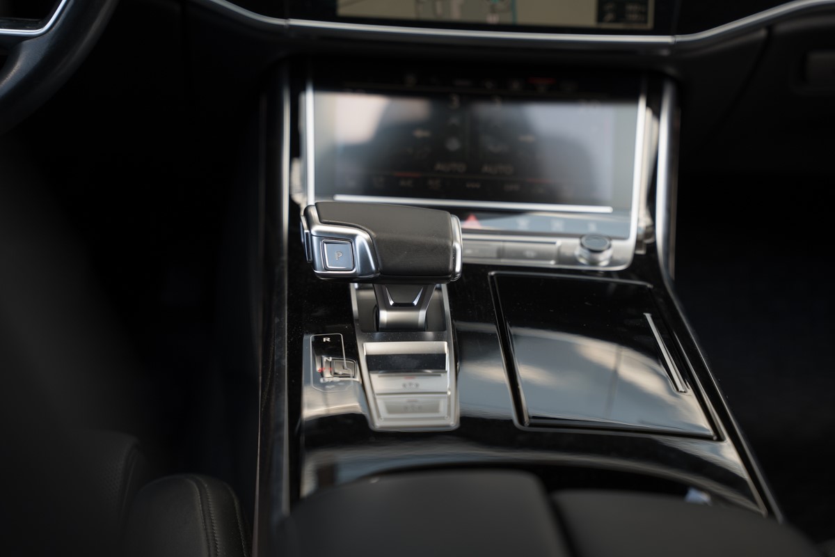 Audi A8
 3.0 TDI S line QUATTRO