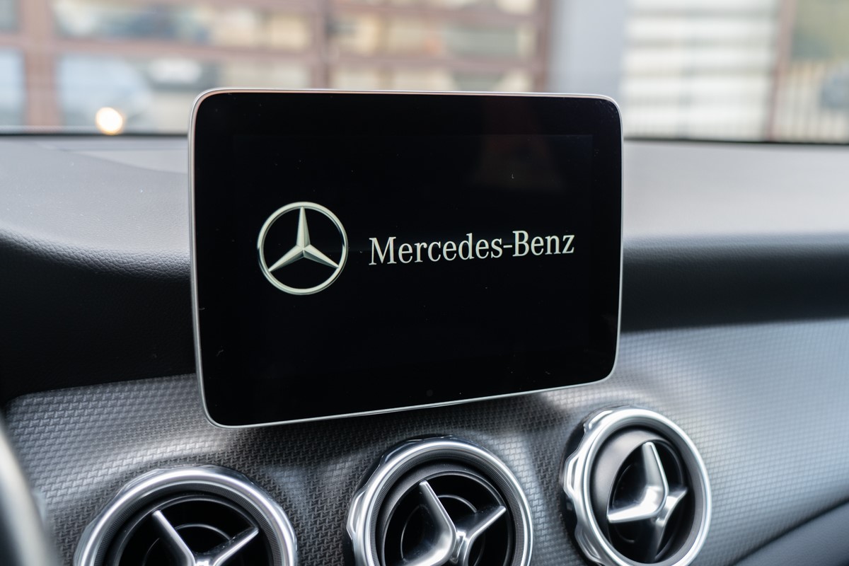 Mercedes-Benz GLA 200 D STOCK