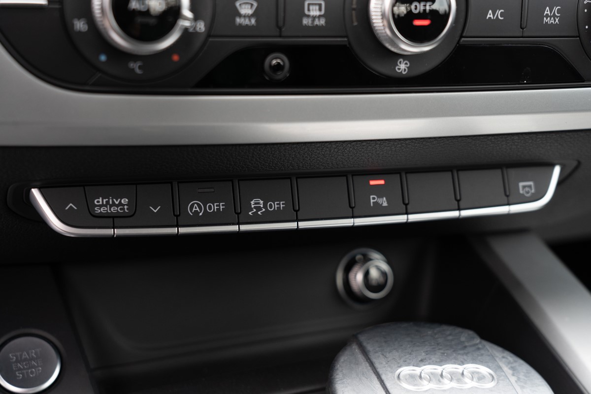 Audi A4
 2.0 TDi S-tronic Quattro Business Line