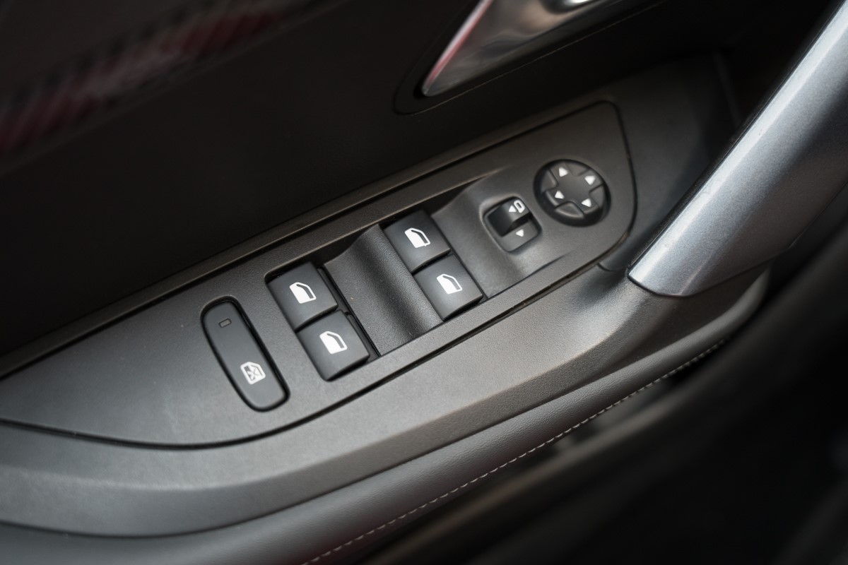Peugeot 2008 1.5 BlueHDI ALLURE BUSINESS
