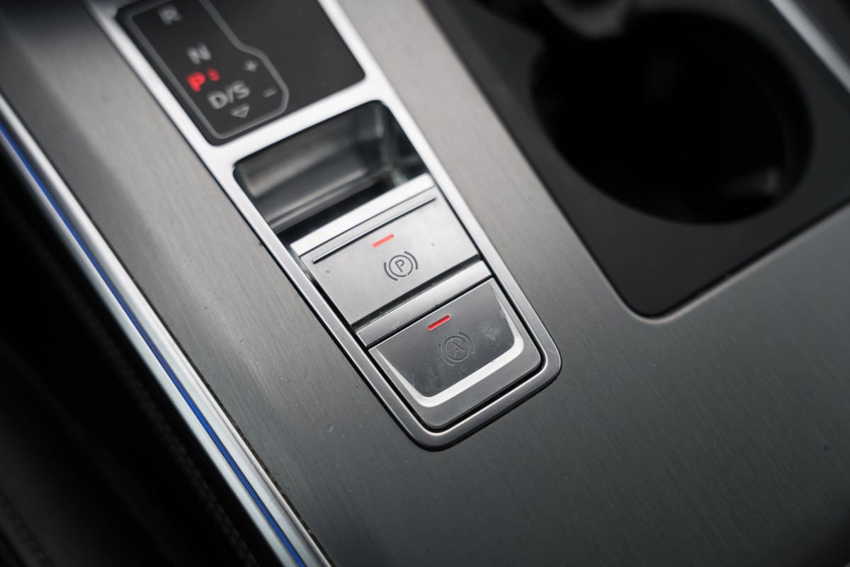 Audi A6
 55 TFSI E S line QUATTRO