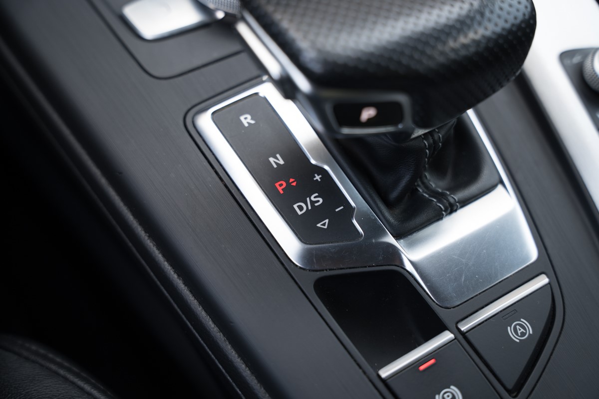 Audi A4
 2.0 TDI S line