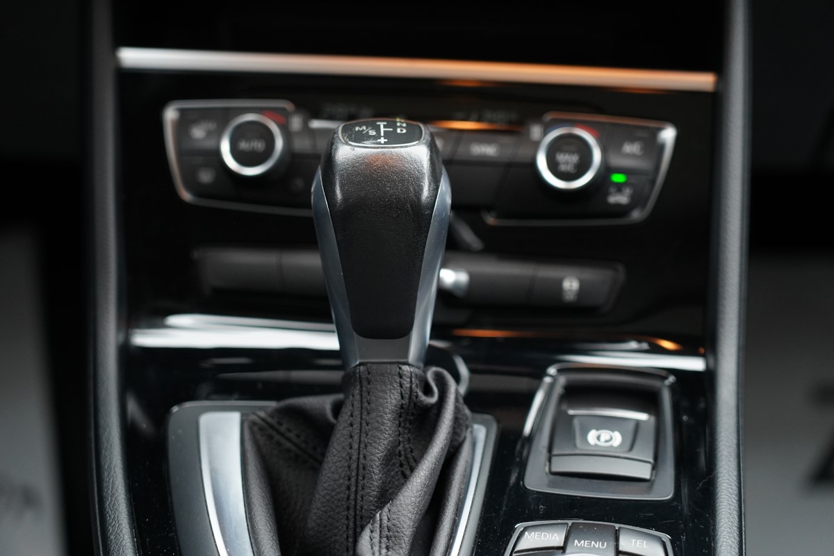 BMW
 2-Series 218 d AUTOMATIK !