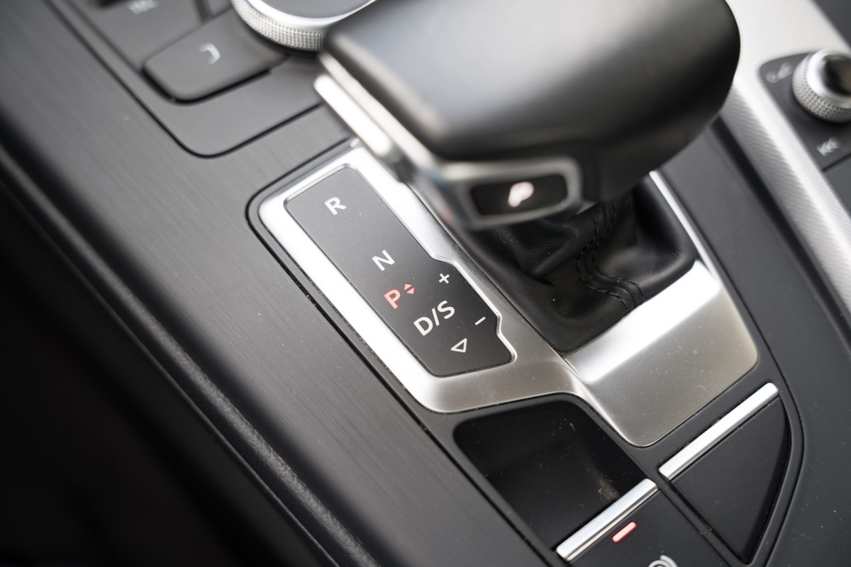 Audi A4
 2.0 TDI S line