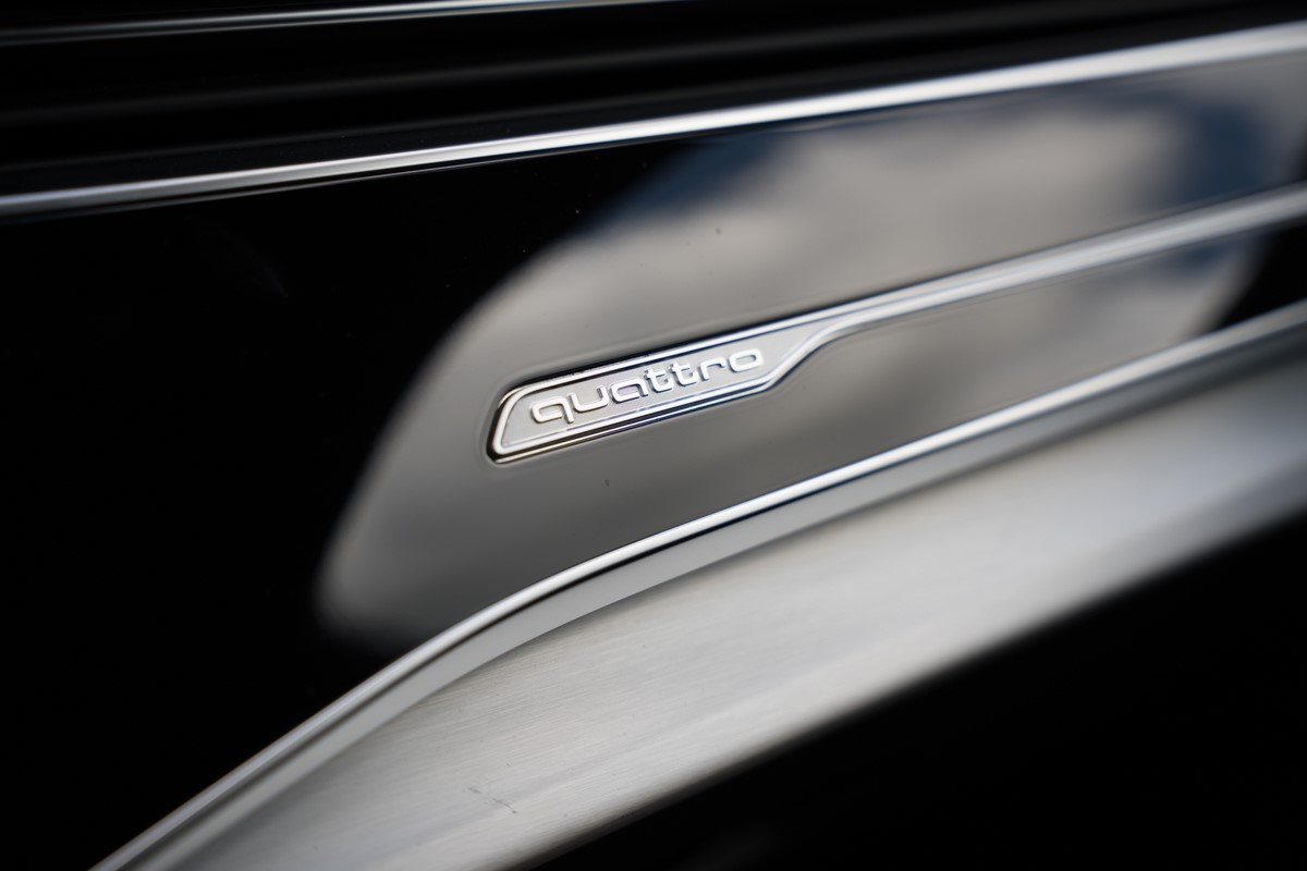 Audi Q7
 3.0 TDI S line QUATTRO
