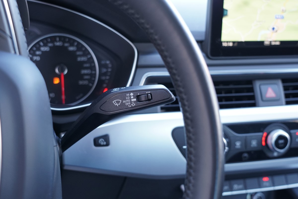 Audi A4
 2.0 TDI  BUSINESS LINE S TRONIC 