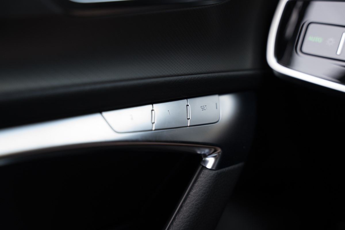 Audi A6
 2.0 TDI S line