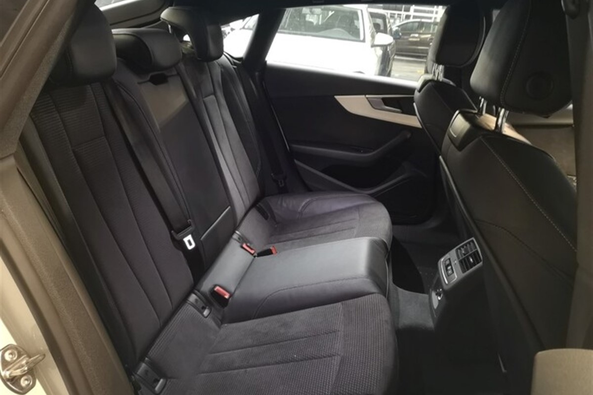 Audi A5
 2.0 TDi Sportback S line