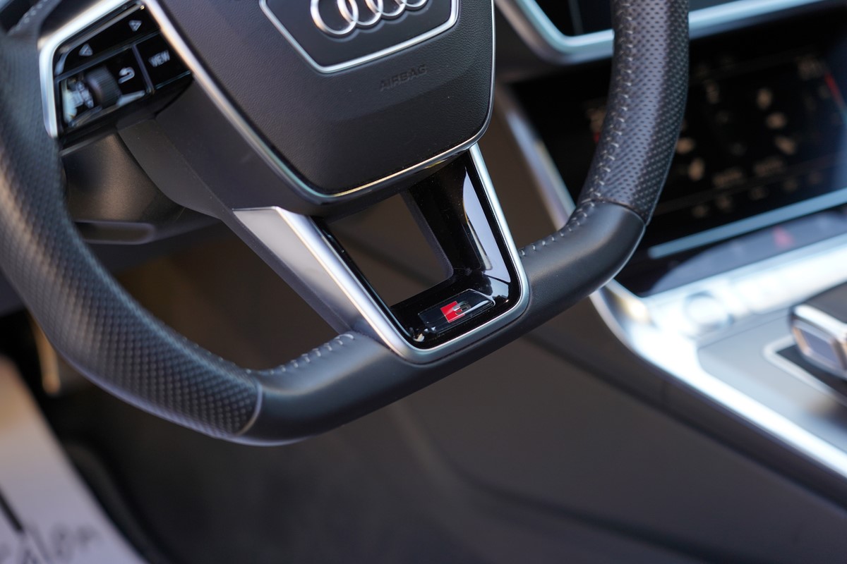 Audi A6
 40 TDI S-LINE S-TRONIC