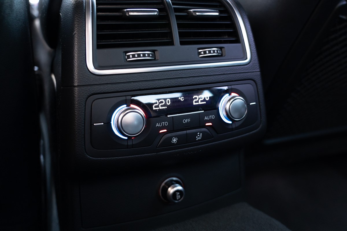 Audi A6
 2,0 TDI S-line