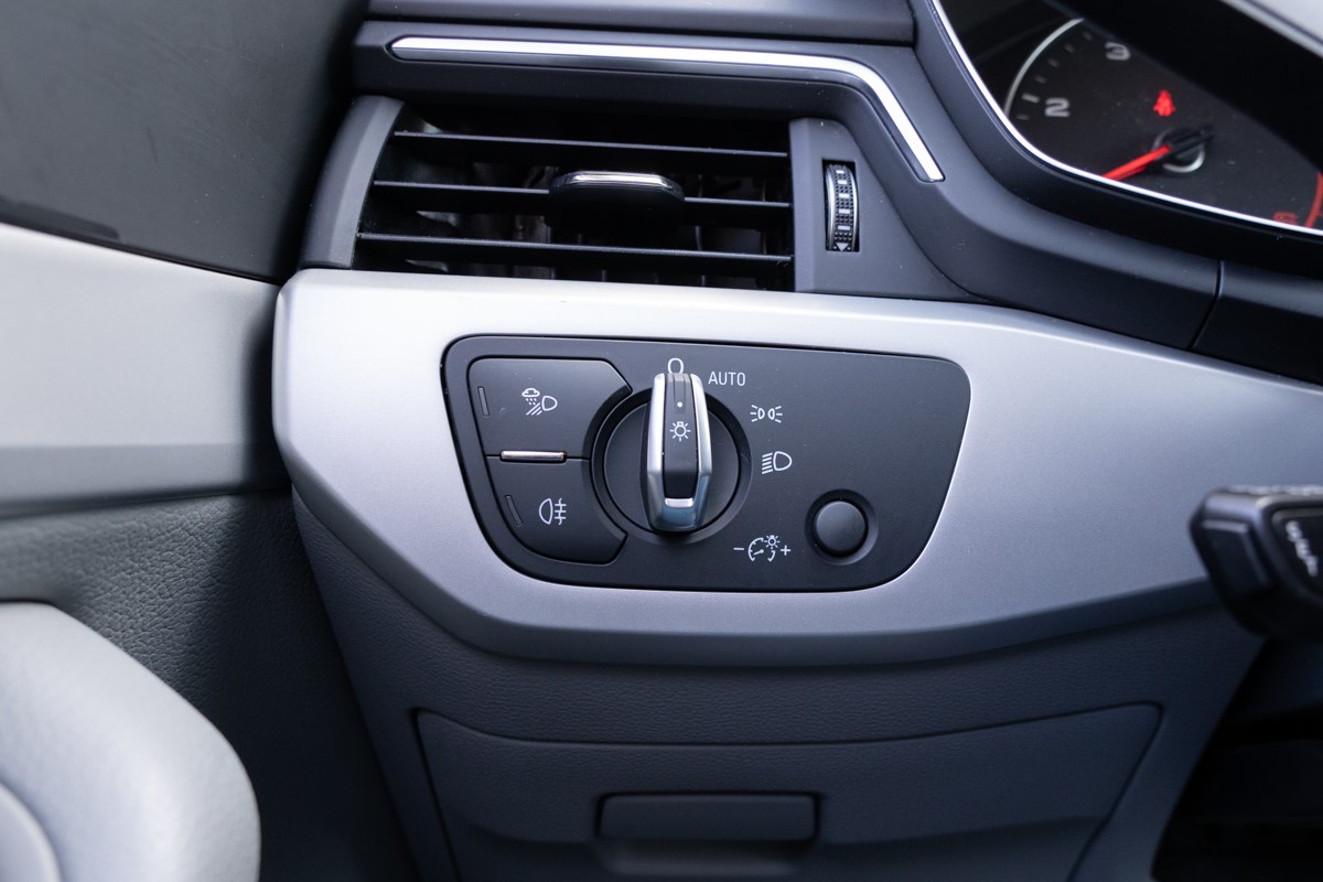 Audi A4
 35 TDi Stronic Business Line
