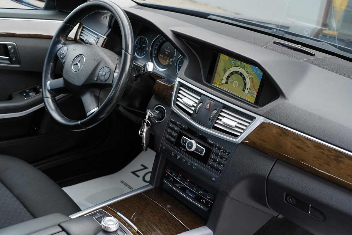 Mercedes-Benz E-Class
 220 CDI