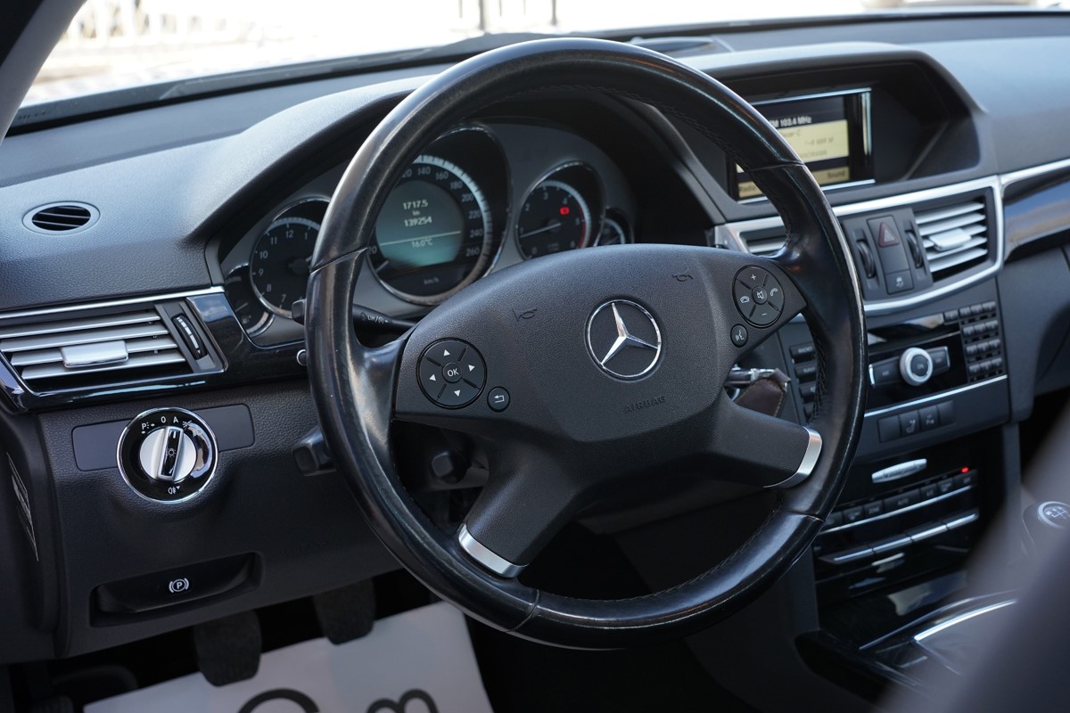 Mercedes-Benz E-Class
 E 220 CDI AVANTGARDE