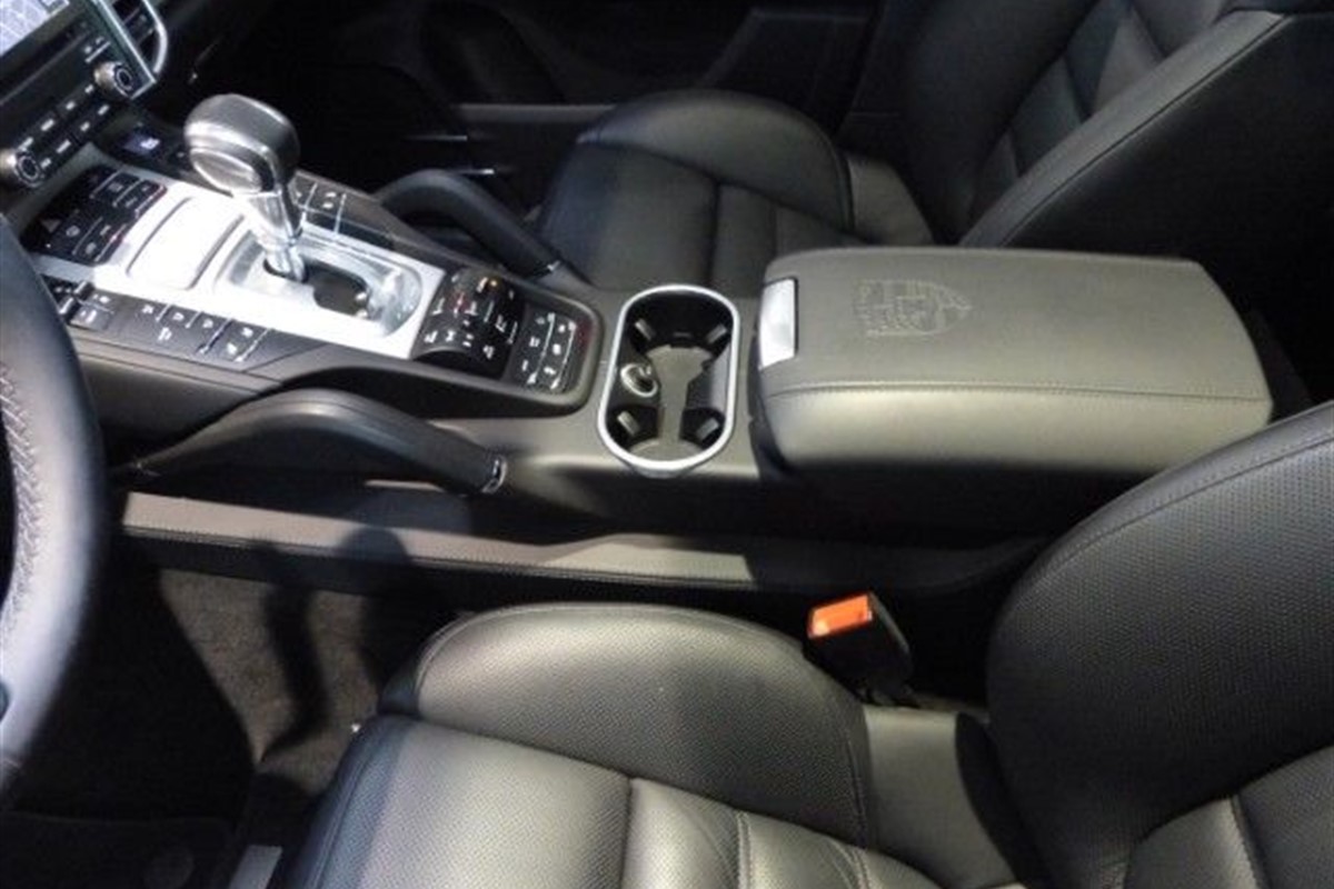 Porsche
 Cayenne
 GTS Tiptronic