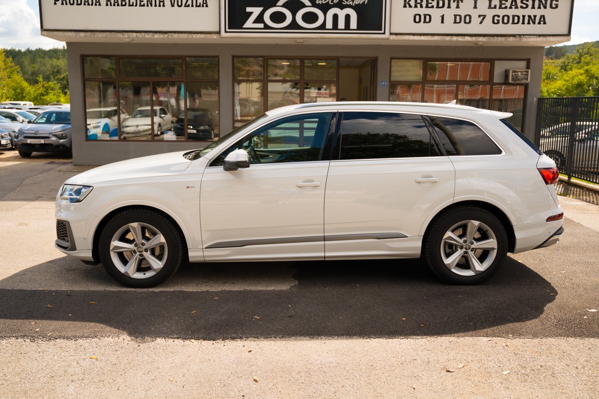 Audi Q7
 3.0 TDI S line QUATTRO