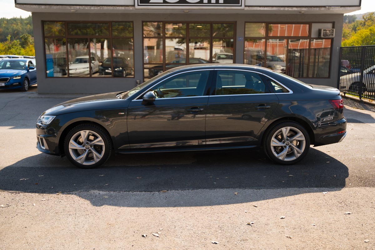 Audi A4
 2.0 TDI S line