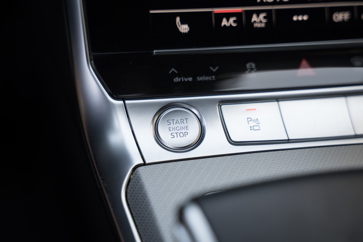 Audi A6
 2.0 TDI S line