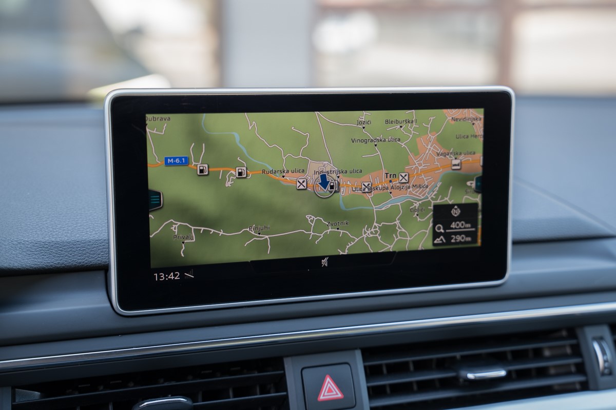 Audi A4
 2.0 TDI S line